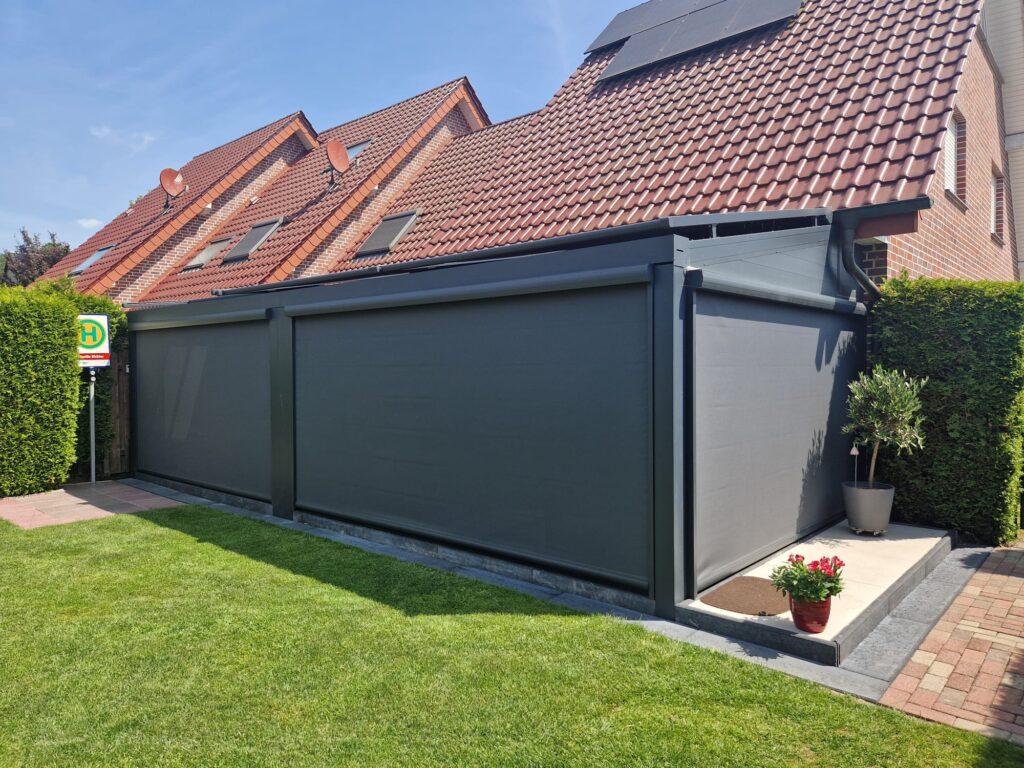 Terrassenüberdachung mit dreiseitigen Senkrechtmarkisen in Anthrazit