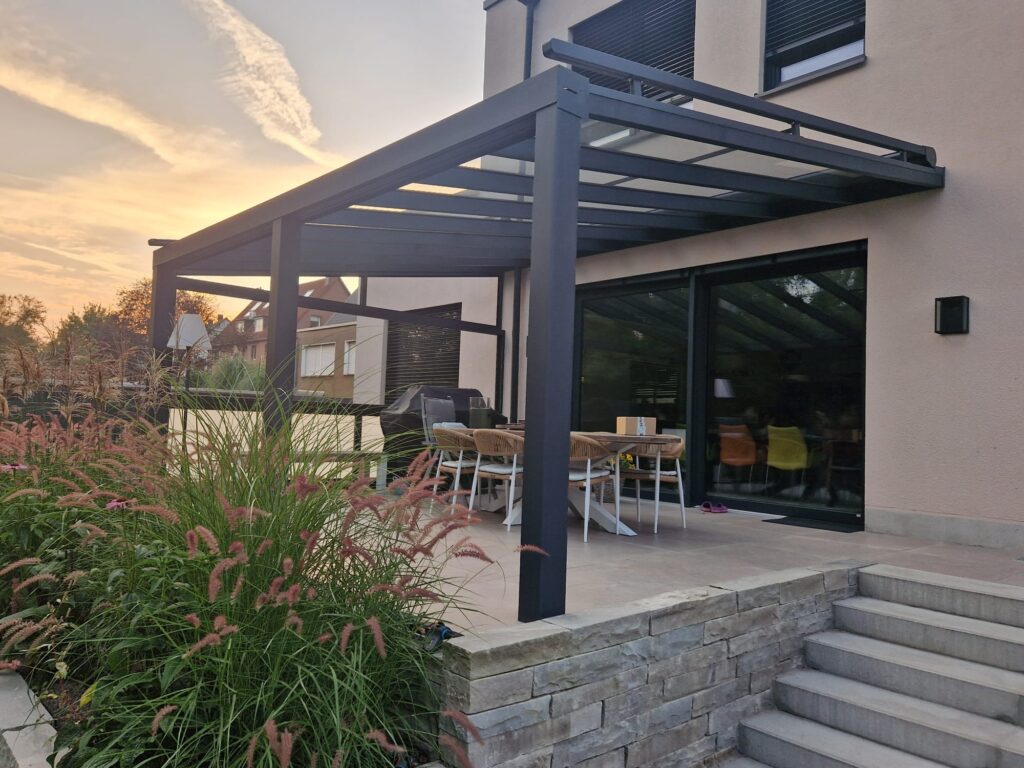 Terrassenüberdachung aus Aluminium mit integrierter LED-Beleuchtung am Abend
